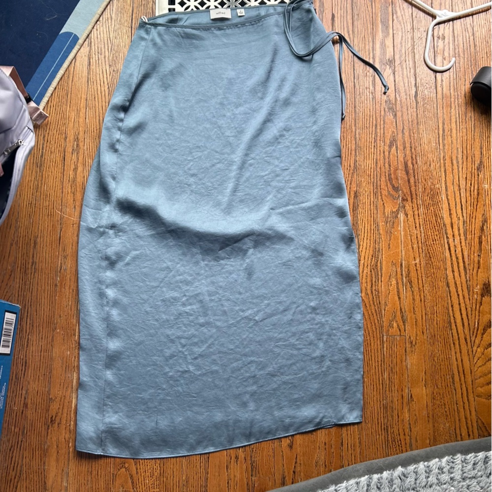 Aritzia Silk skirt selling cause too small